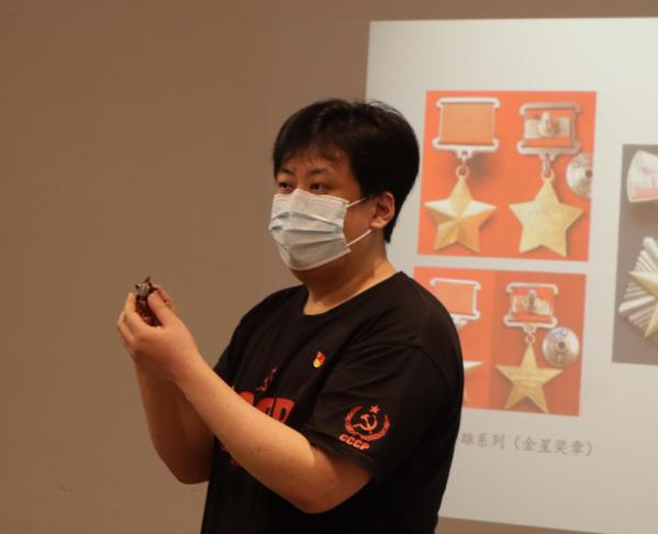 康峰讲解团徽、纪念勋章的时代背景和历史意义